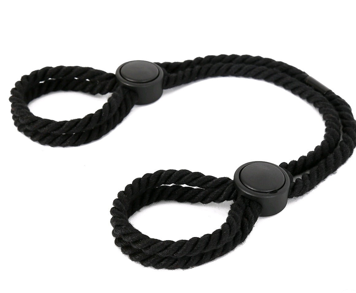 Adjustable hand cuffs
