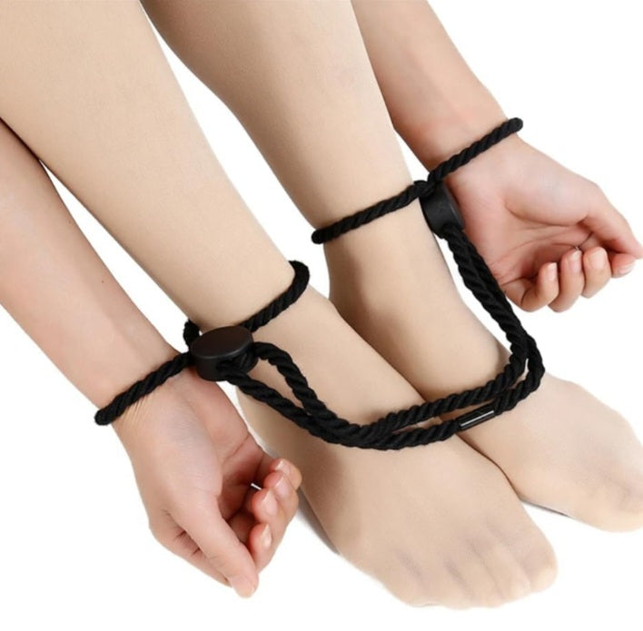 Adjustable hand cuffs